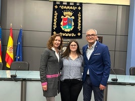 El alcalde y la concejala con la nueva presidenta de la JLF de Benaguasil.