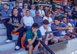 Enzo Barrenechea, a la izquierda y con un aparatoso vendaje en su tobillo, en Paterna viendo un partido del Mestalla.