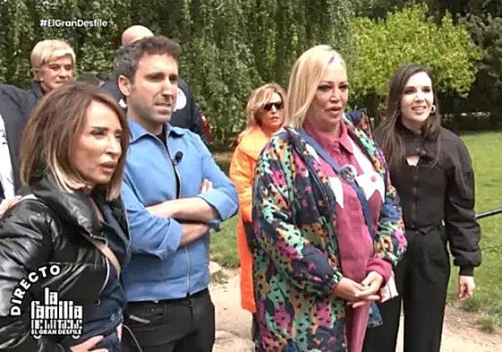 Presentadores y colaboradores de 'La familia de la tele' en el estreno, este lunes, del magacín.