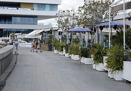 Zona de restaurantes que siguen abiertos a pesar de la conclusión de la segunda prórroga municipal.