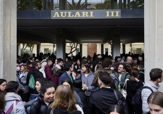 Participantes en un examen del MIR en Valencia.