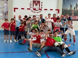 El equipo cadete del CD Paidos Dénia, con el cuerpo técnico, amigos y seguidores.