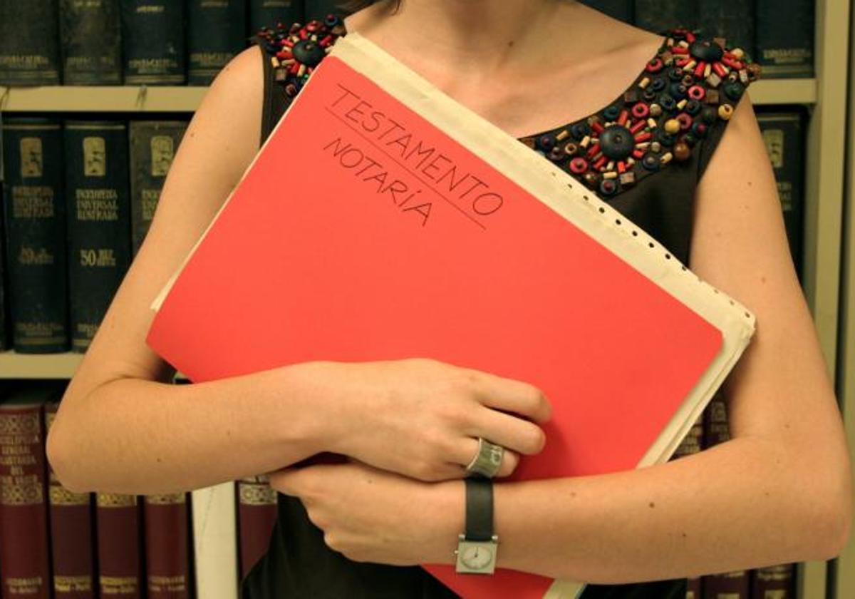 Papeles testamentarios en una notaría, en una imagen de archivo.