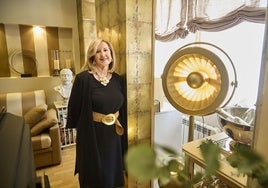 Amparo Senent, en su casa en el Ensanche más noble de Valencia.