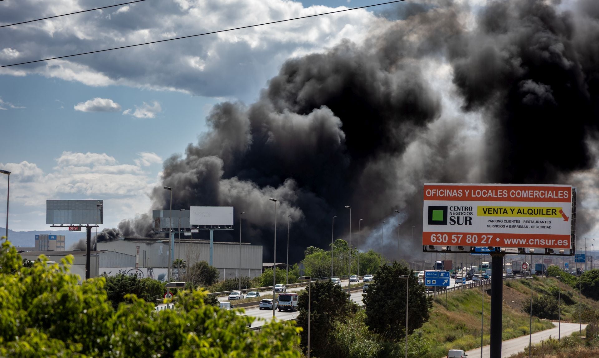 FOTOS | Incendio de una empresa de residuos en Silla