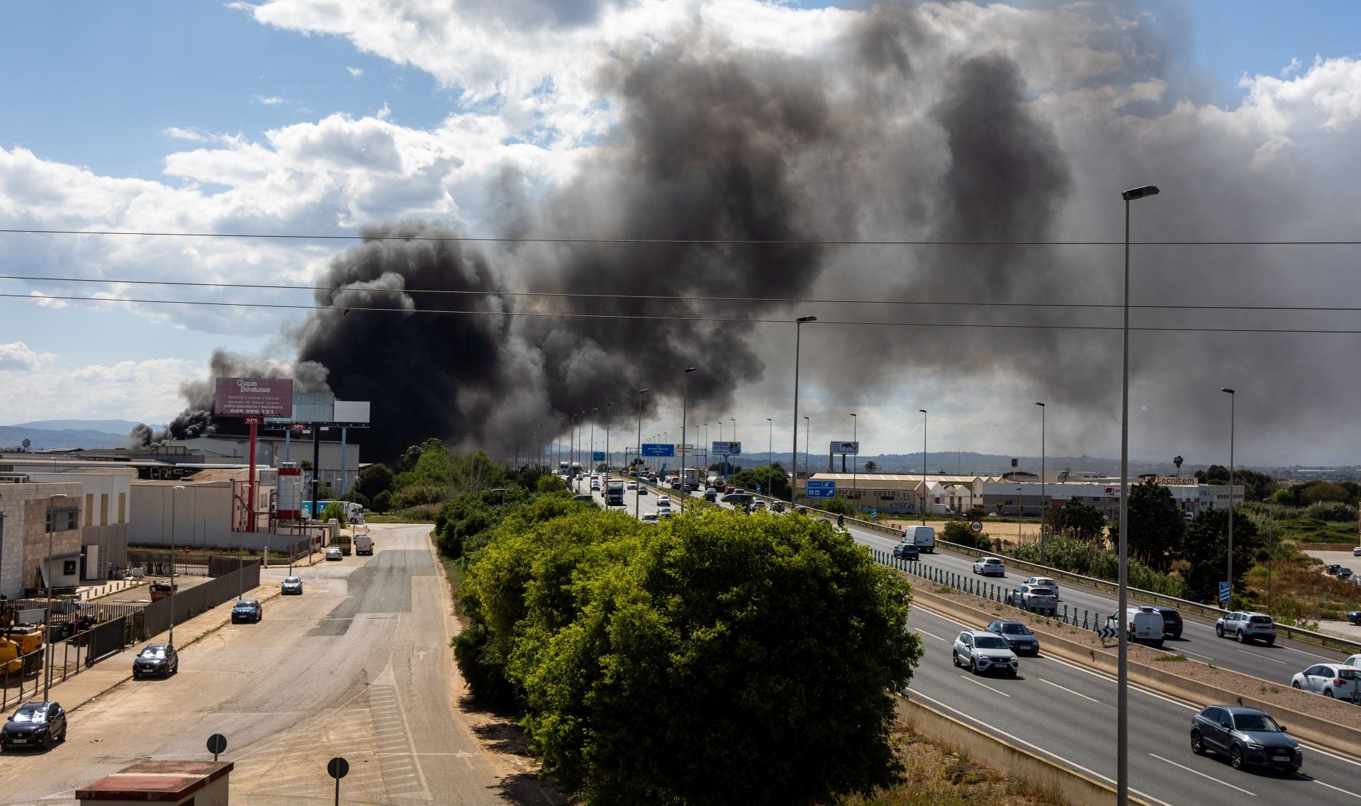 FOTOS | Incendio de una empresa de residuos en Silla