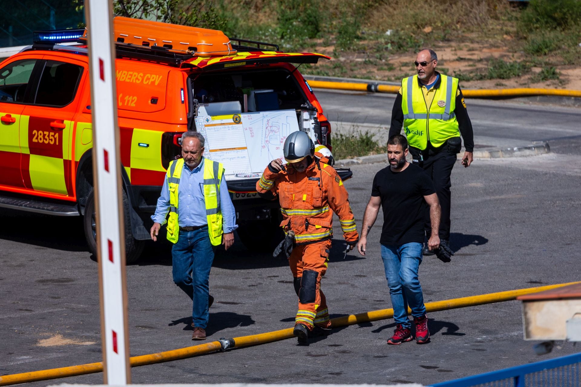 FOTOS | Incendio de una empresa de residuos en Silla