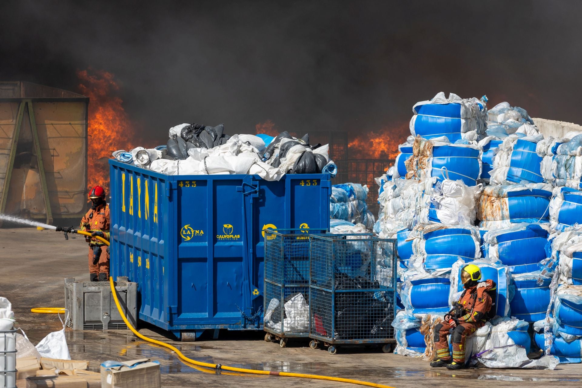 FOTOS | Incendio de una empresa de residuos en Silla
