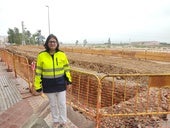 Laura Sáez, alcaldesa de Carlet, junto a las obras de la Ronda Malecó.