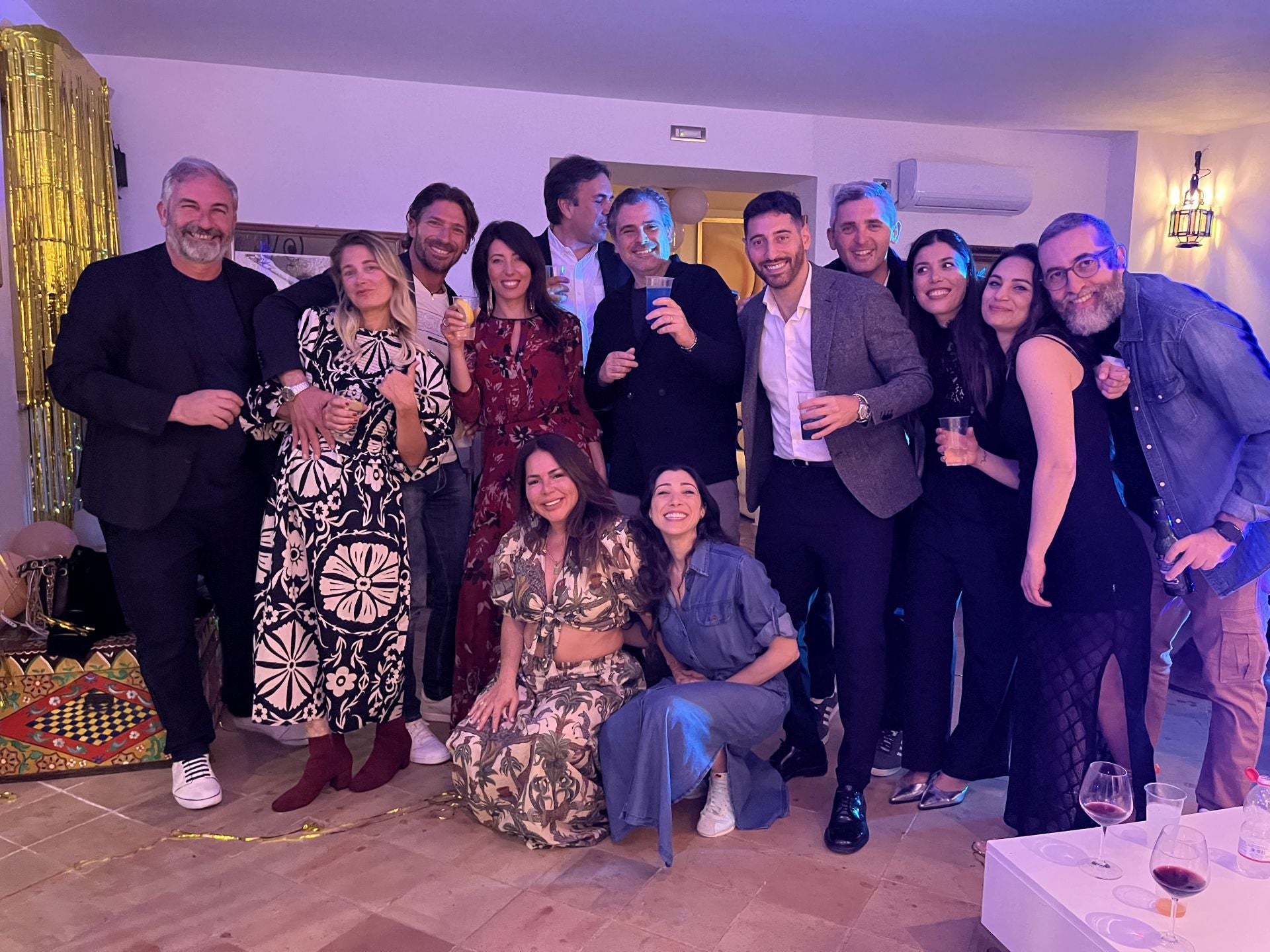 Invitados a la fiesta de cumpleaños de Luciana Brito, la primera por la izquierda agachada.