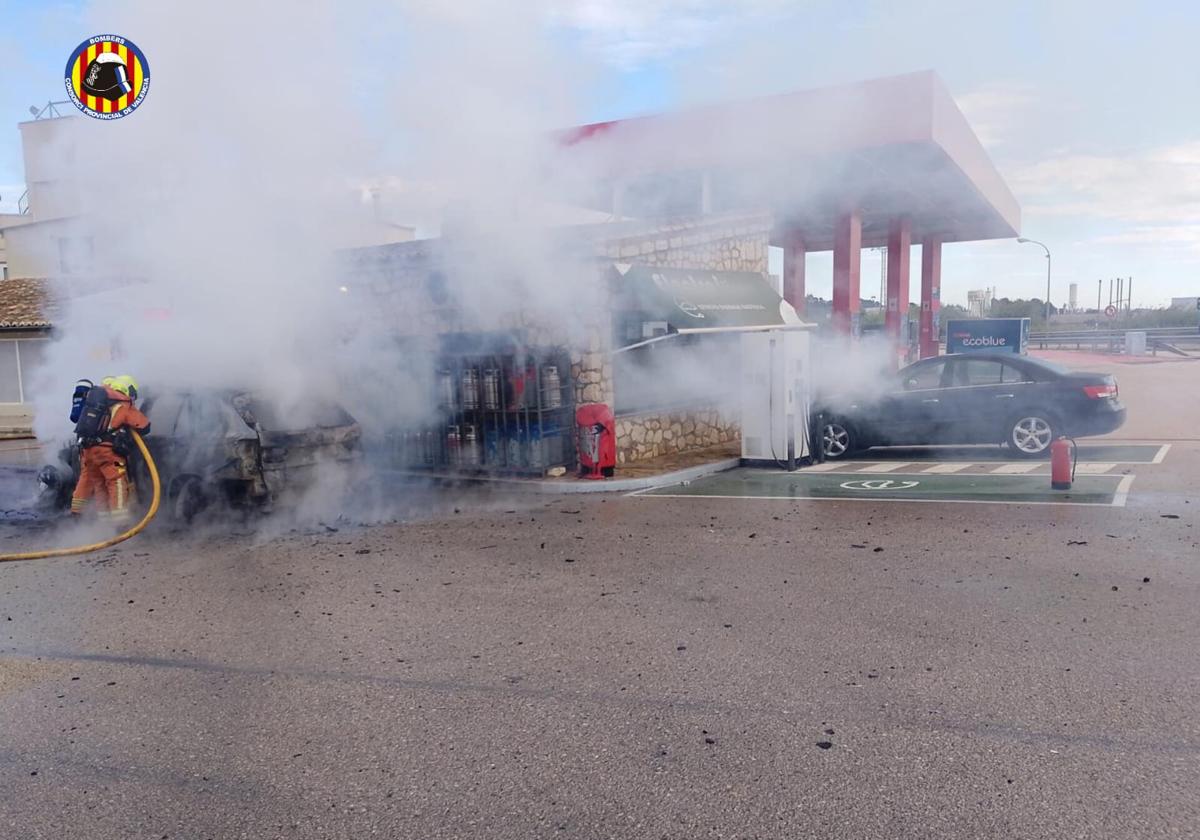 Una gasolinera sufre un incendio en Beneixida al propagarse el fuego de un vehículo averiado