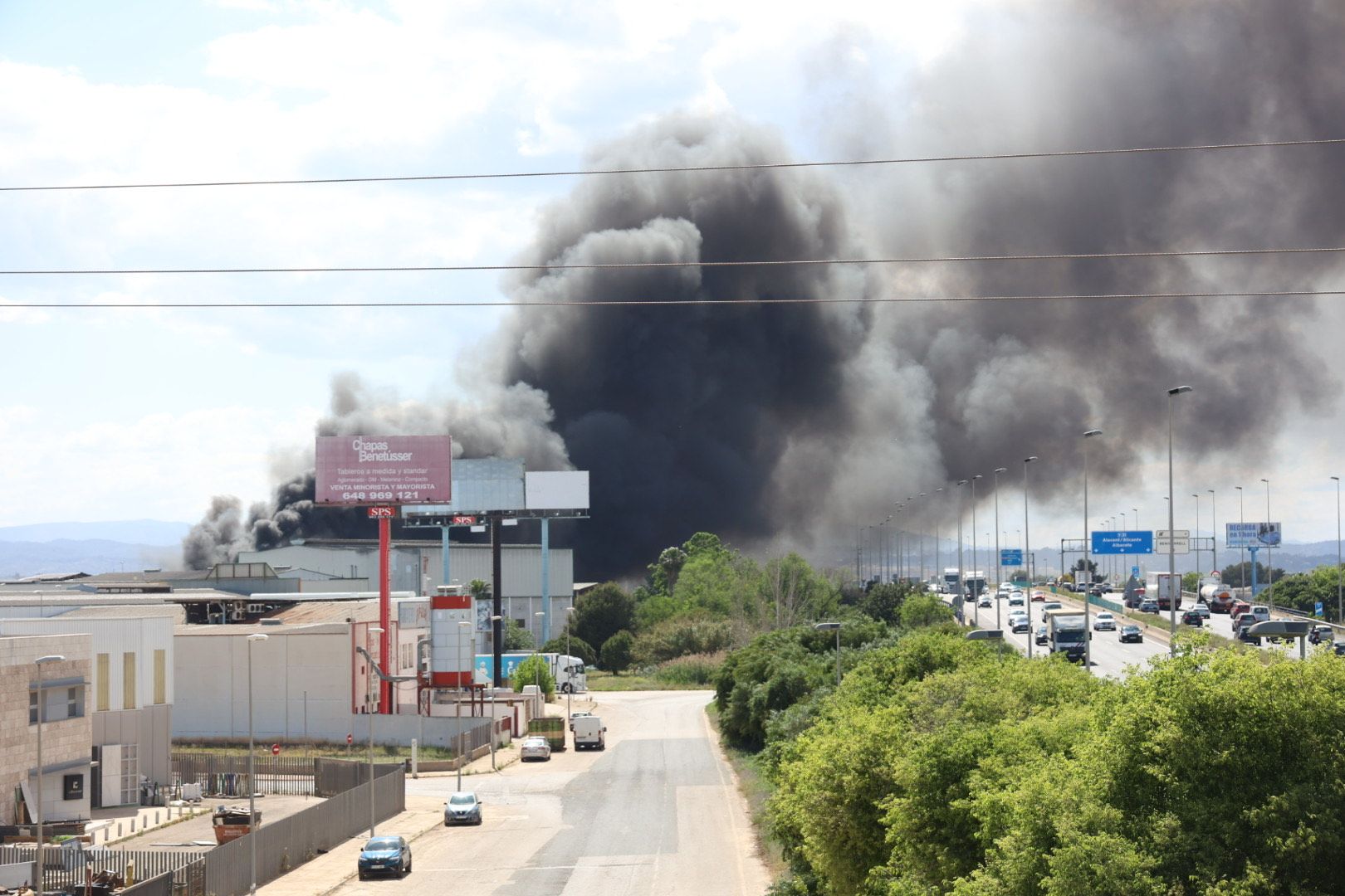 FOTOS | Incendio de una empresa de residuos en Silla