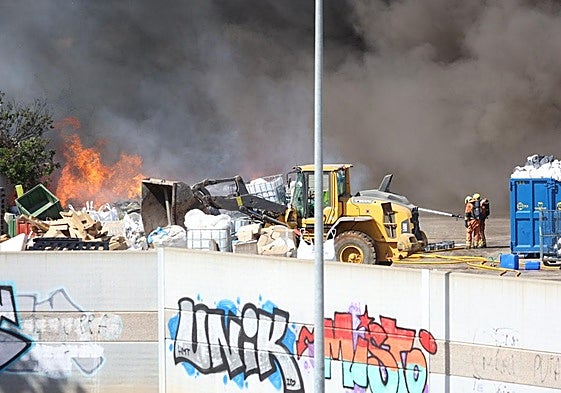 FOTOS | Incendio de una empresa de residuos en Silla