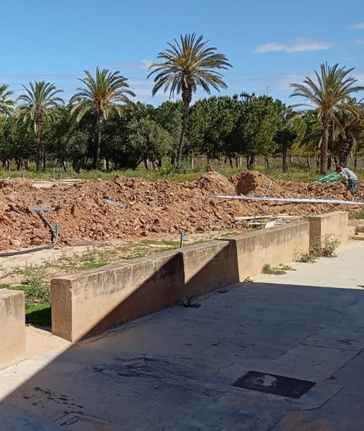 Imagen secundaria 2 - De arriba a abajo, estado de las obras en las parcelas del Orba de Alfafar, L'Horta de Paiporta y el Lluís Vives y el Ausiàs March de Massanassa. Estos dos últimos estarán juntos. 