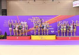 La selección valenciana, en lo alto del podio de la Copa de la Reina.