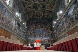 Interior de la Capilla Sixtina, donde se celebra el cónclave para elegir al nuevo Papa.
