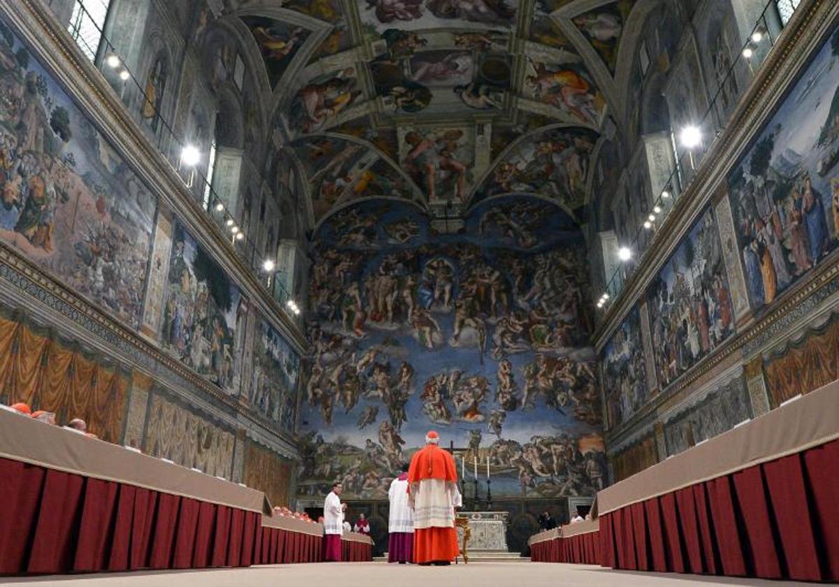 Interior de la Capilla Sixtina, donde se celebra el cónclave para elegir al nuevo Papa.