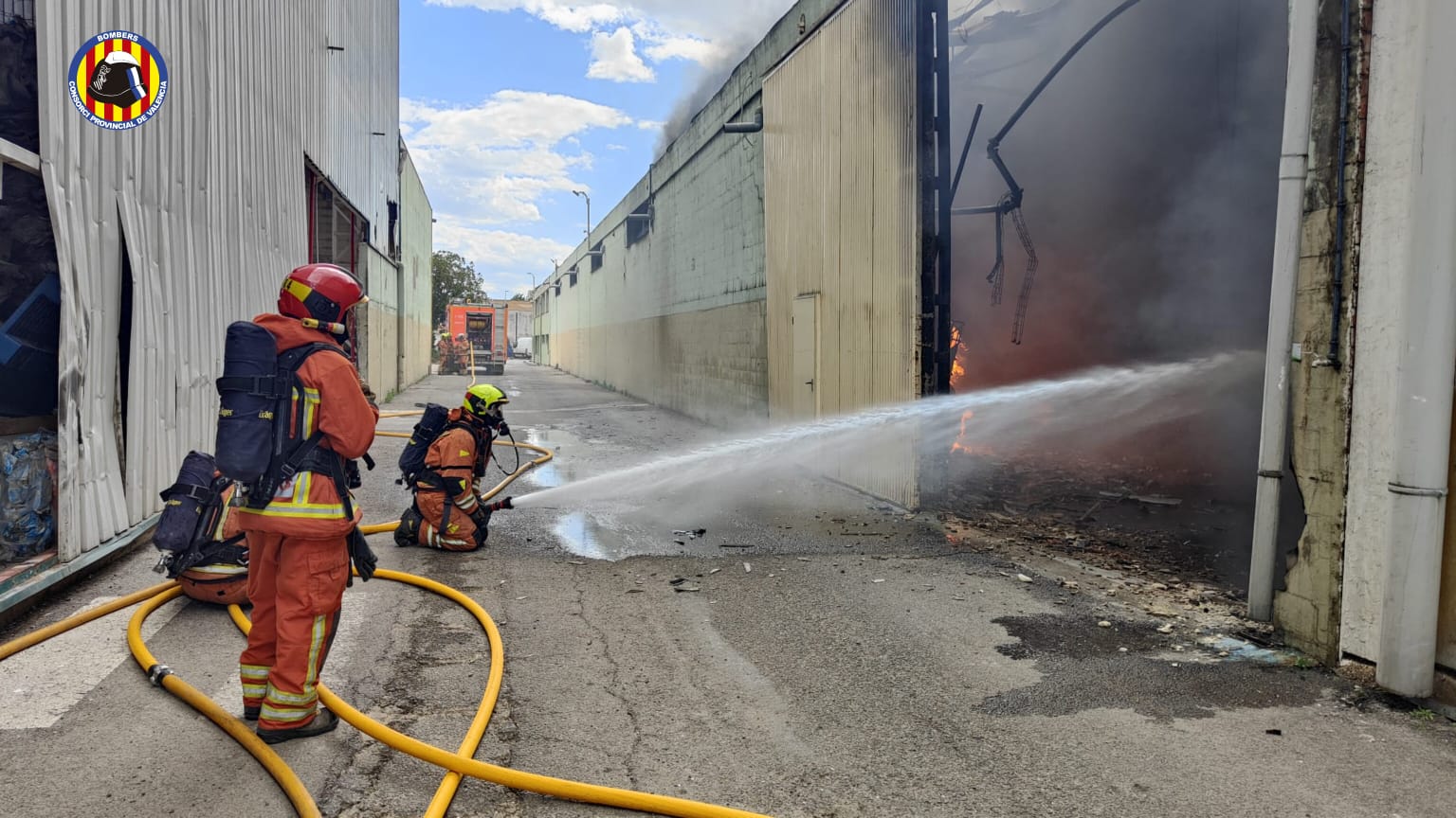 Imagen principal - Imágenes de las labores de extinción de las distintas dotaciones de bomberos.