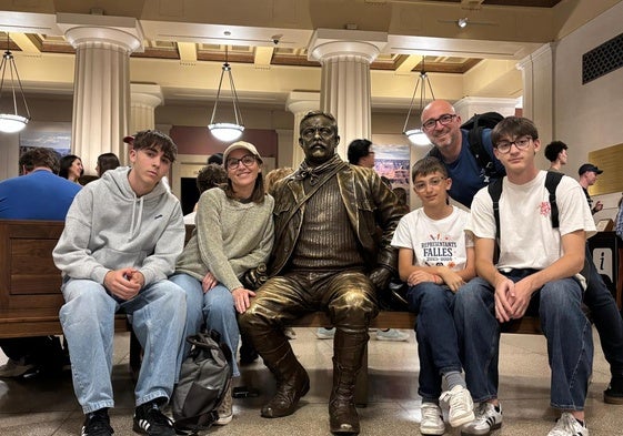 La familia, durante el viaje, en el Museo de Historia Natural de NUeva York, junto a una estatua de Theodore Roosevelt.