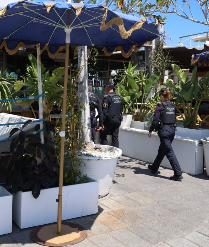 Imagen secundaria 2 - Visita de los agenets de la Policía Local a los locales de la Marina.