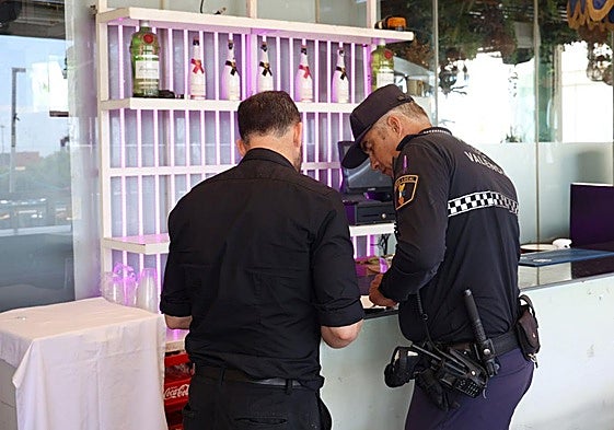 Visita de la Policía Local de Valencia, a los locales de la Marina que han terminado la prórroga y siguen abiertos.