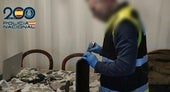 Uno de los agentes manipunlando un dispositivo de almacenamiento.