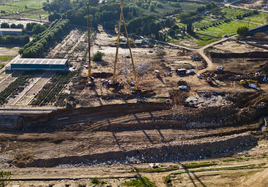Labores de reconstrucción en el tramo final del cauce en la rambla de Poyo.