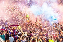 La afición del Levante, en un recibimiento al equipo en el día del Alavés.