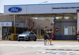 Dos trabajadores, en los exteriores de la fábrica de Ford Almussafes.