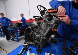 Alumnos de un grado de Automoción durante una clase.