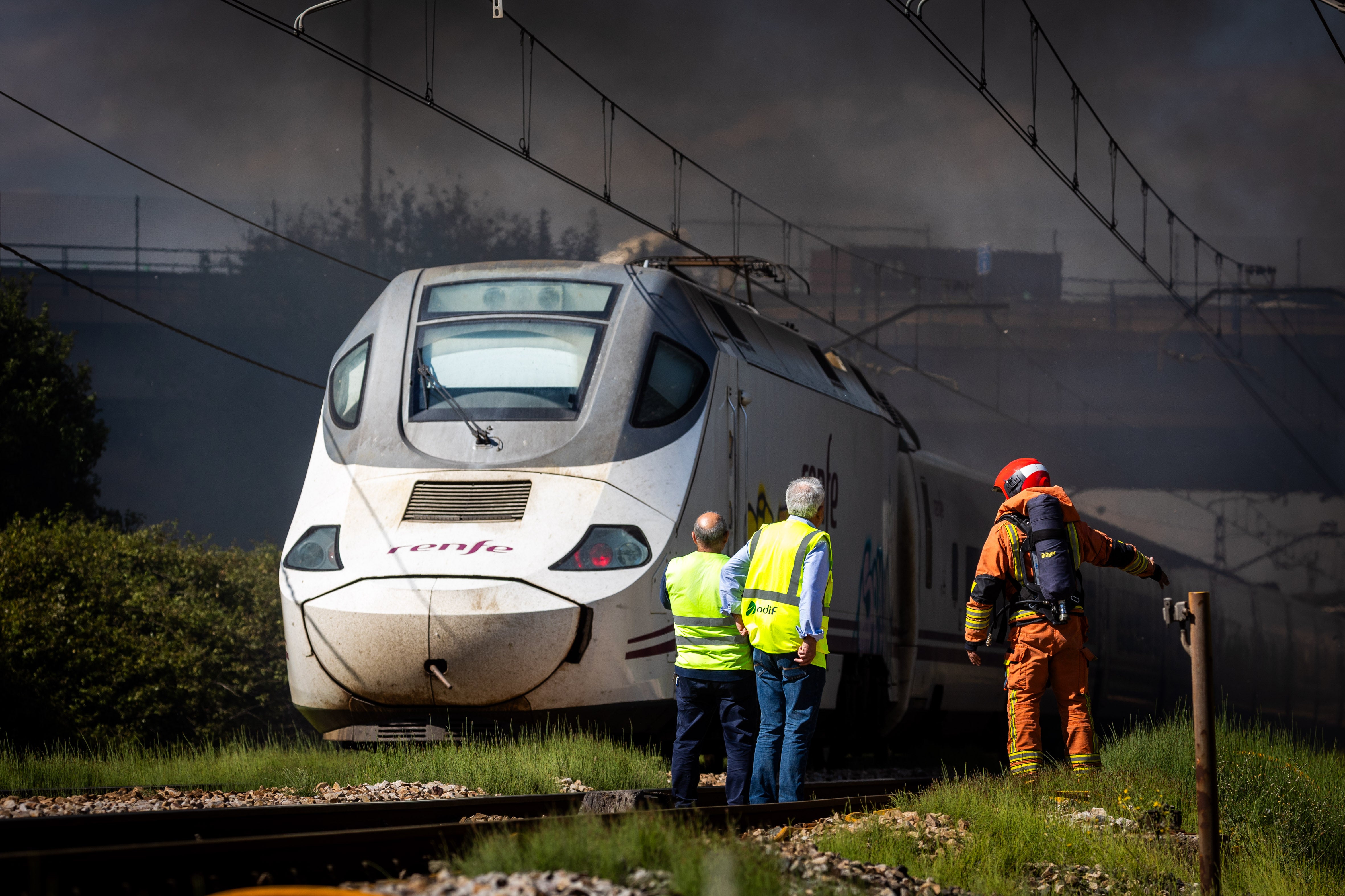Extinguido el incendio que cortó el tráfico ferroviario en Silla