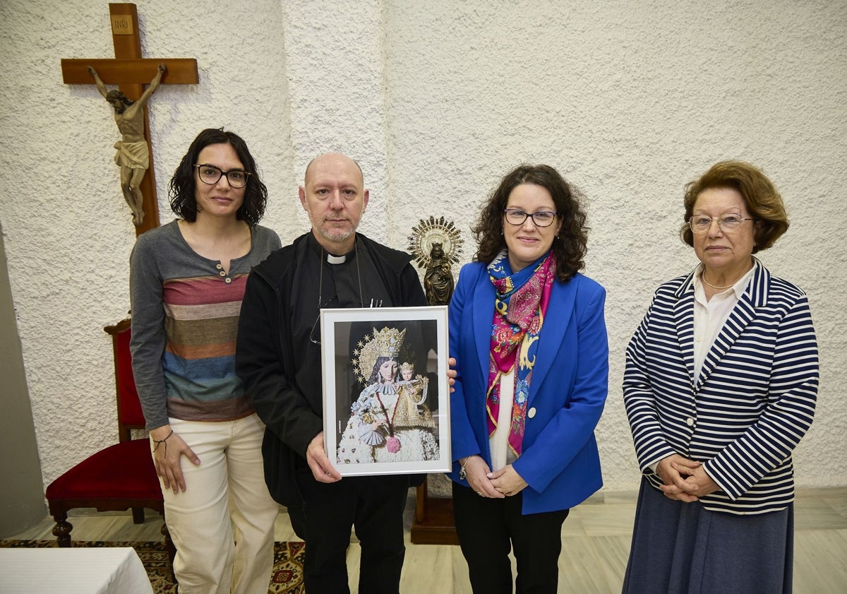 Imagen principal - Entrega de la lámina a la parroquia, las cintas y la lámina e instalaciones dañadas por la dana.