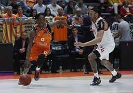 Badio inicia un ataque durante el tercer partido de la semifinal de la Eurocup contra el Hapoel.