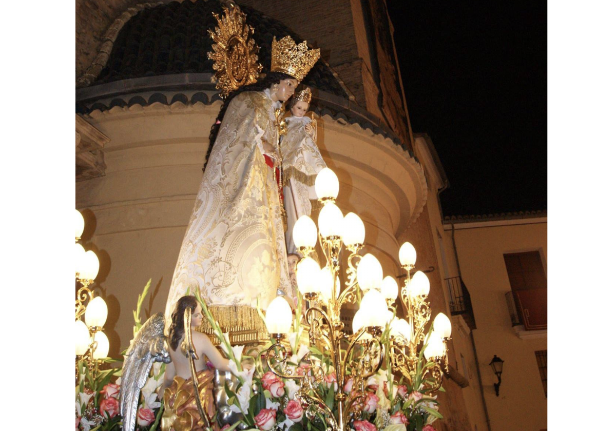 La Cofradía de la Virgen de los Desamparados de Torrent se viste de solidaridad