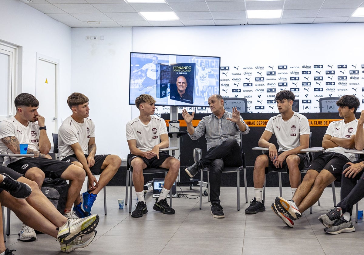 Fernando Gómez Colomer aconseja al VCF Juvenil A antes de la Copa de Campeones