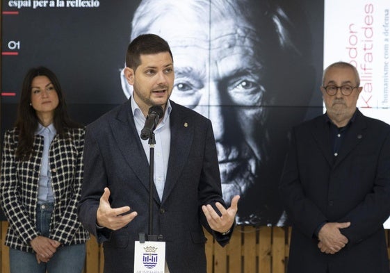 El alcalde de Gandia junto al director de la Cátedra Joan Noguera y la concejal de Cultura.