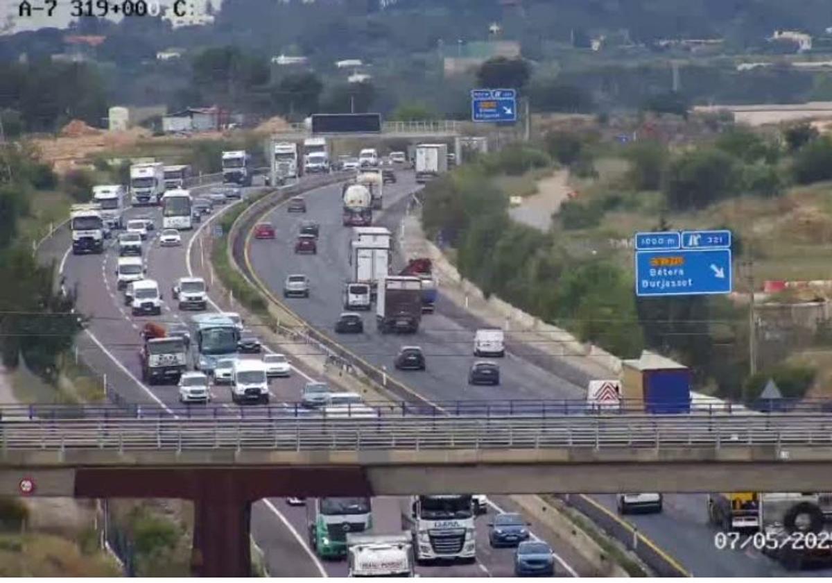 Monumental atasco en la CV-35 este miércoles: consulta la situación en las carreteras