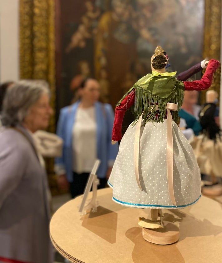 Imagen secundaria 2 - Inauguración de la muestra, con la presencia del rector de la Basílica, Juan Melchor Seguí.