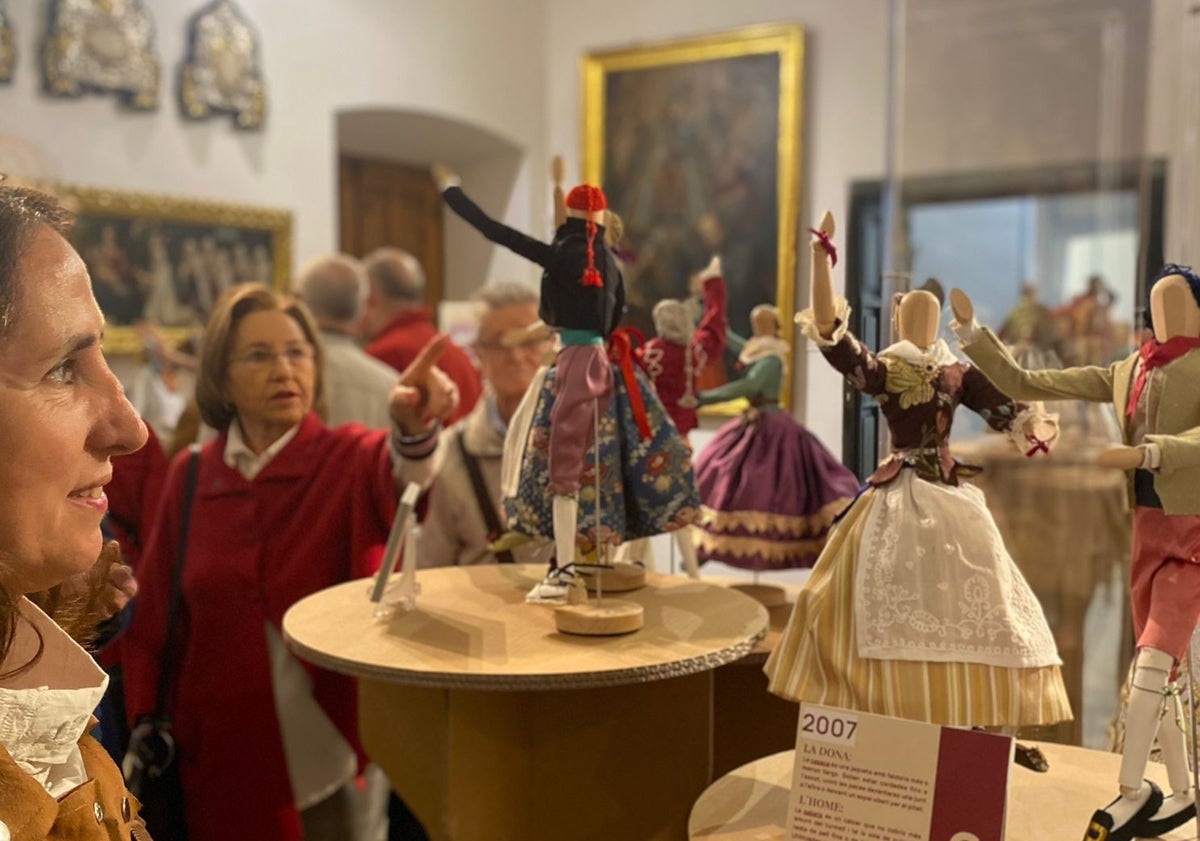 Imagen principal - Inauguración de la muestra, con la presencia del rector de la Basílica, Juan Melchor Seguí.