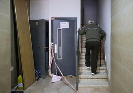 Una persona mayor no puede subir al ascensor.