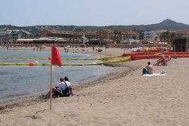 La bandera roja ondeando en junio de 2023 en el Arenal, cuando se tuvo que cerrar la playa.