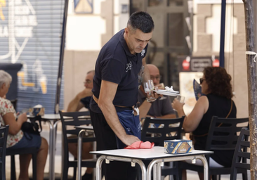 Qué significa que una persona ayude a los camareros a recoger la mesa, según la psicología