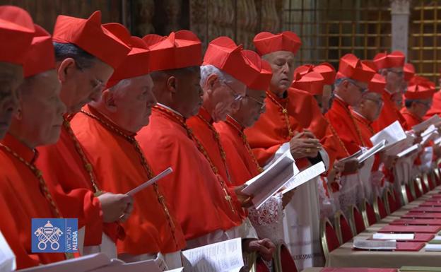 Cardenales con birreta.