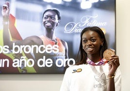 Fátima Diame muestra la medalla de bronce que logró en el último Mundial.