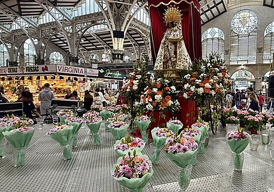Ofrenda floral a la Virgen de los Desamparados, en el Mercado Central.