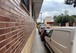 Automóviles encima de las aceras.