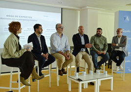 Concha Pastor, directora de TodoAlicante, junto a los alcaldes de Ondara, José Ramiro; Pedreguer, Sergi Ferrús; Teulada-Moraira, Raúl Llobell y El Verger, Basili Salort ,además del edil de Seguridad de Dénia Javier Scotto.