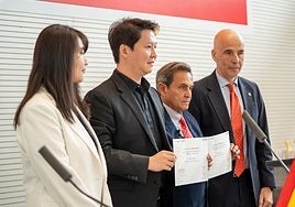 Representantes de ambas empresas, durante la firma del acuerdo.