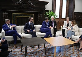 La alcaldesa de Valencia, María José Catalá, durante su reunión con representantes de la UE.