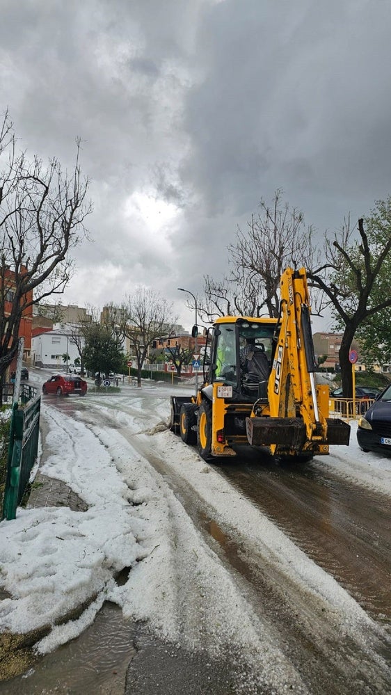 El manto blanco de granizo que ha cubierto L'Olleria.